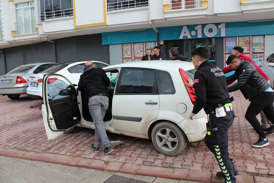 Kadın sürücü kaza yaptı! Çaptığı kişiyi görünce şoke oldu 1